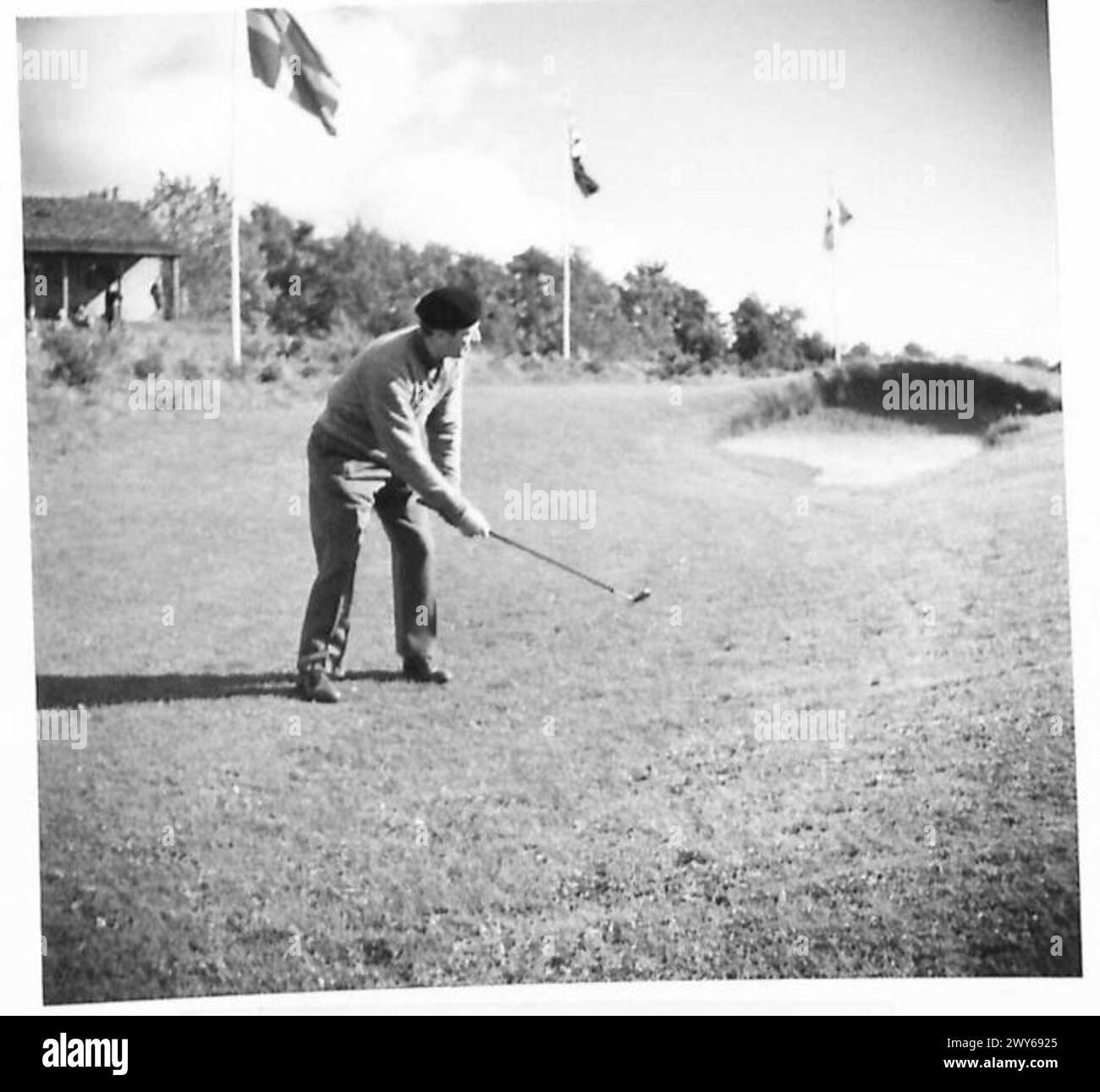 Il capitano L. Montgomery del St. Cloud Golf Club, Francia, viene mostrato mentre fa un tiro di avvicinamento durante il torneo di golf anglo-danese. British Army of the Rhine presente. Foto Stock