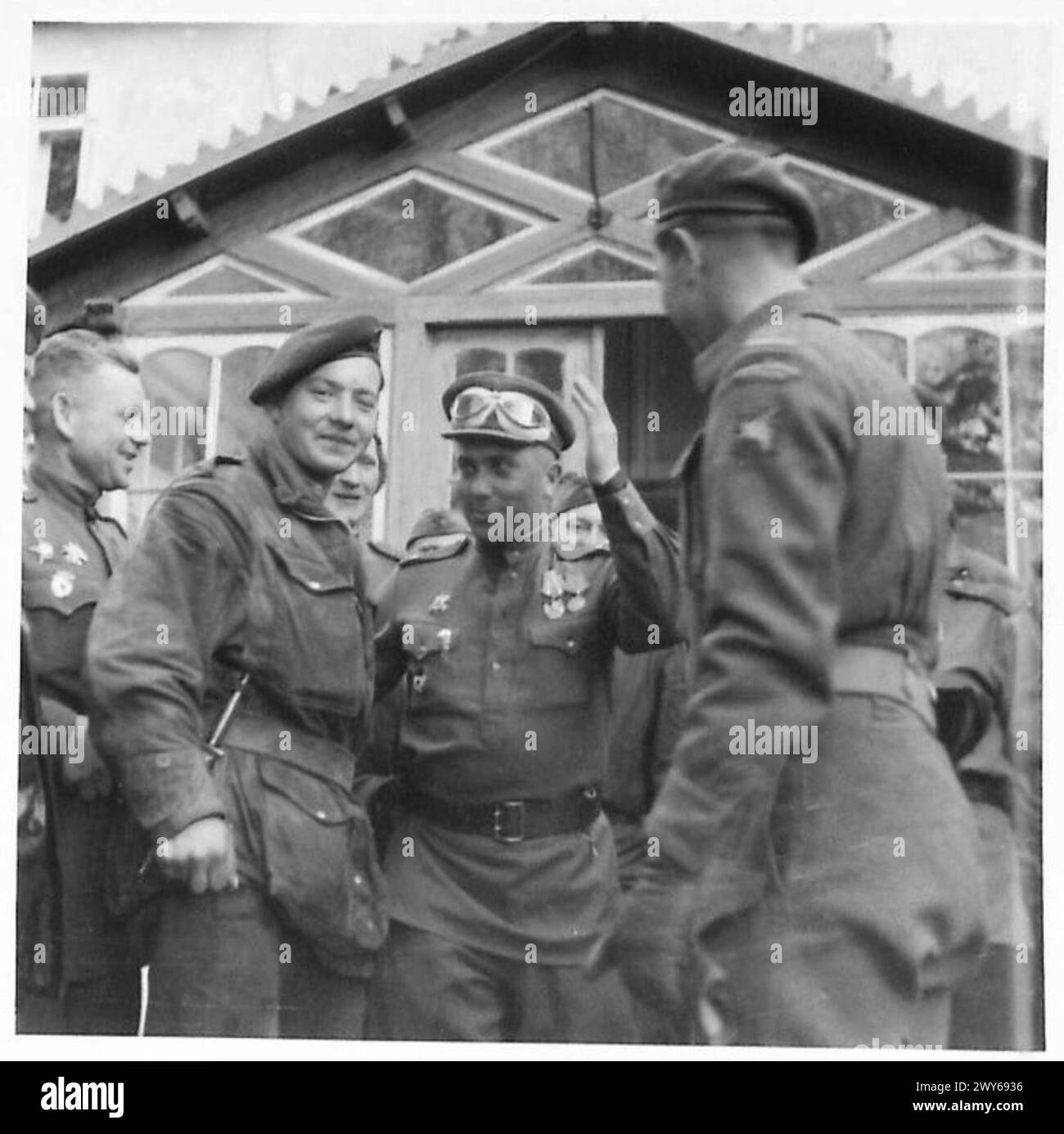 Le truppe britanniche si uniscono alle forze russe, mostrando un generale russo con il personale dell'Armata Rossa e il gruppo del tenente Insole durante le operazioni del 21st Army Group. Foto Stock