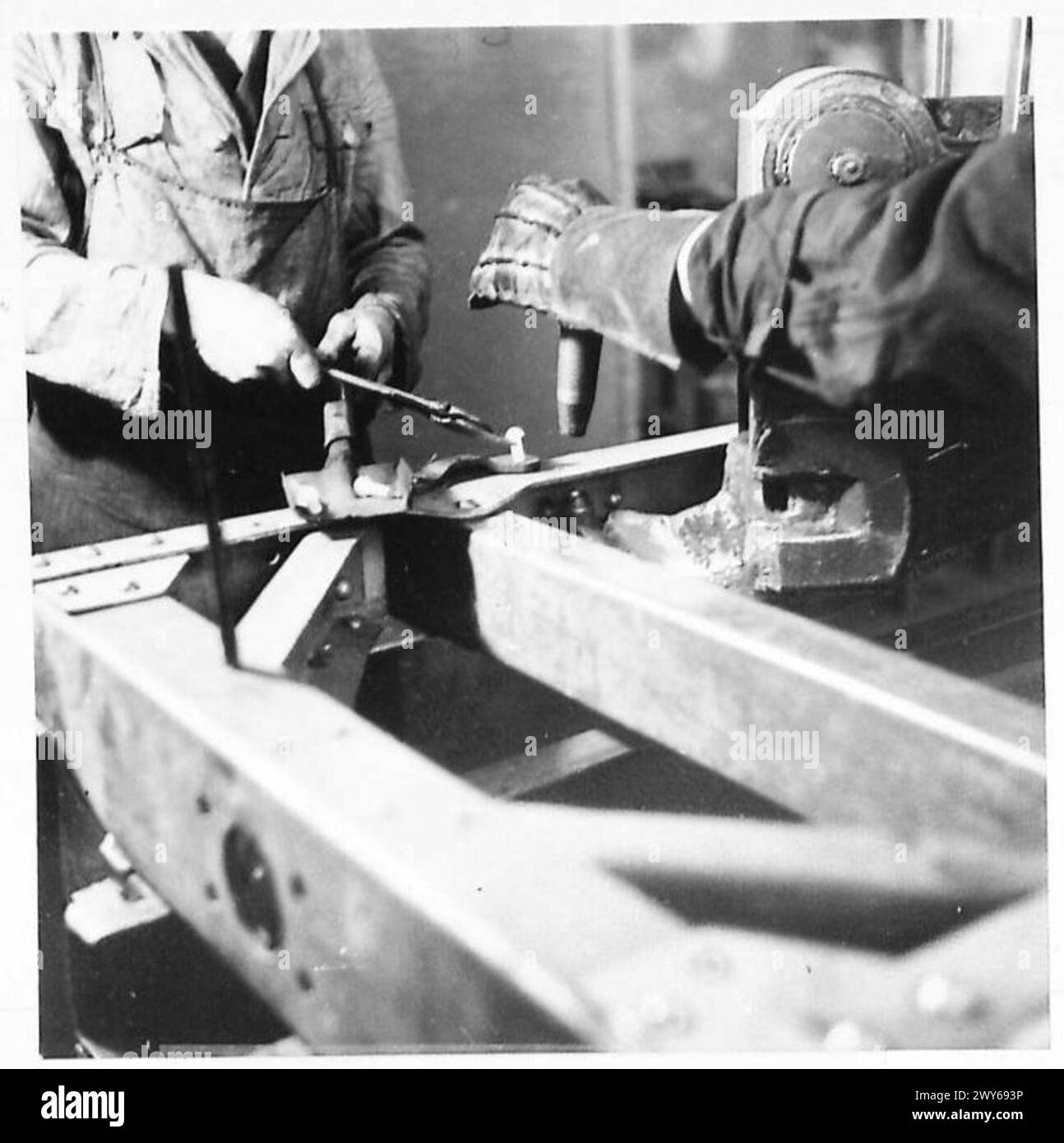 Lo stabilimento Ford di Colonia assembla i telai dei veicoli forniti da altre aziende, utilizzando presse elettriche ad alta potenza per rivettare i componenti insieme sotto l'osservazione dell'esercito britannico del Reno. Foto Stock