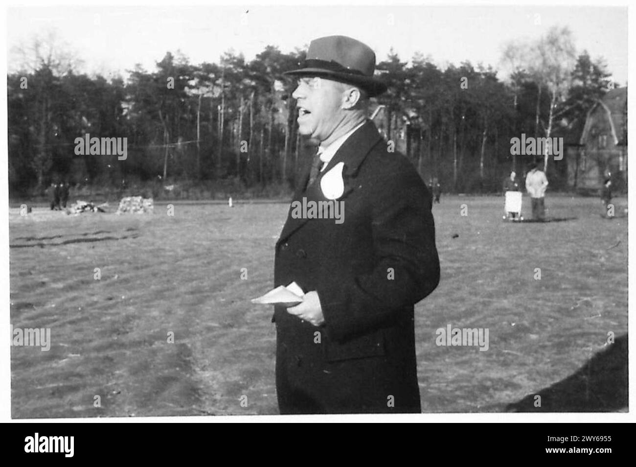 Un ufficiale tedesco emette ordini quando le operazioni del governo militare iniziano sotto la supervisione dell'esercito britannico, 21st Army Group, dimostrando l'amministrazione nelle aree occupate. Foto Stock