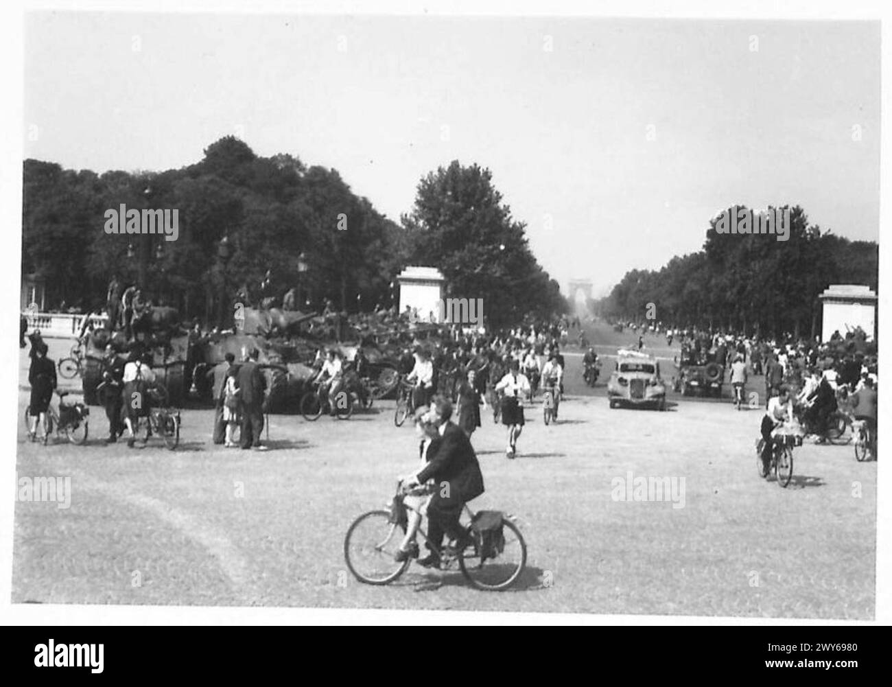 SCENE A PARIGI - parigini in bicicletta fino all'Arco di Trionfo per partecipare alle celebrazioni. , British Army, 21st Army Group Foto Stock