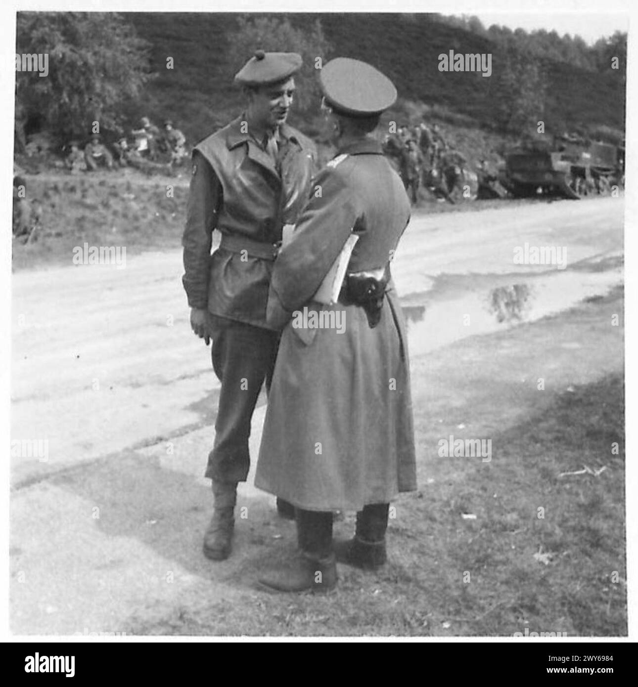 I TEDESCHI CERCANO LA PACE AD AMBURGO - Un maggiore tedesco che indossa ancora la pistola, parla con il tenente Grigs. , British Army, 21st Army Group Foto Stock