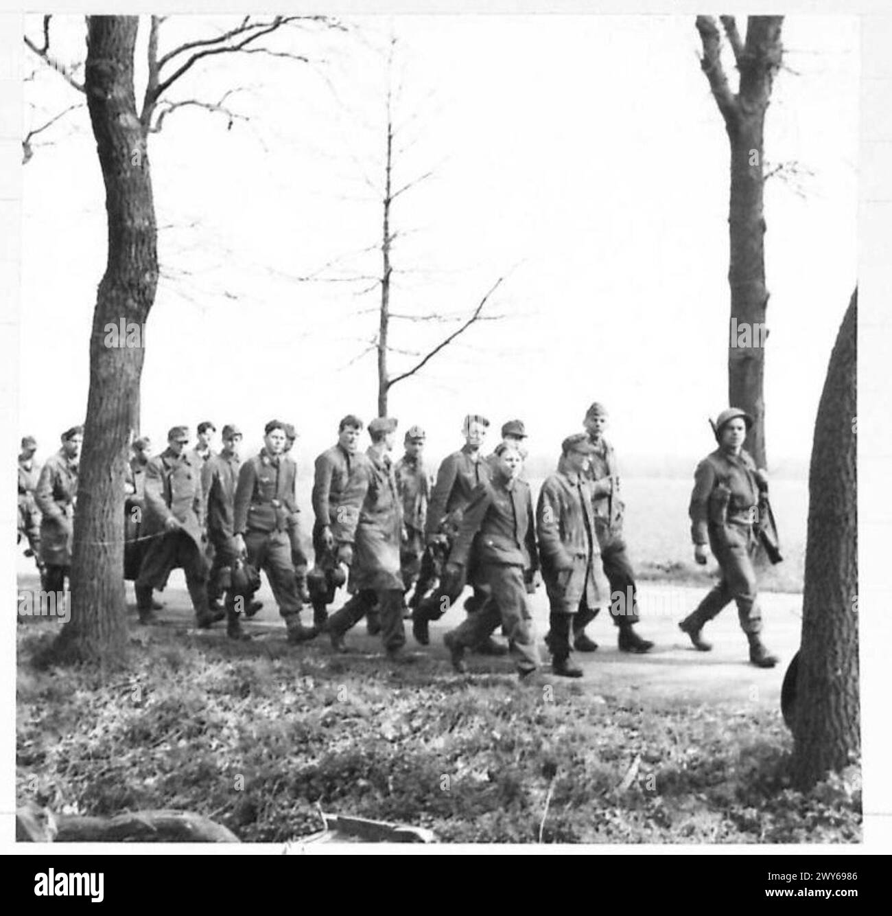I prigionieri dell'area di Dingden sono mostrati in marcia e in primo piano, documentando i tipi di detenuti e i movimenti sotto la supervisione dell'esercito britannico, 21st Army Group. Foto Stock