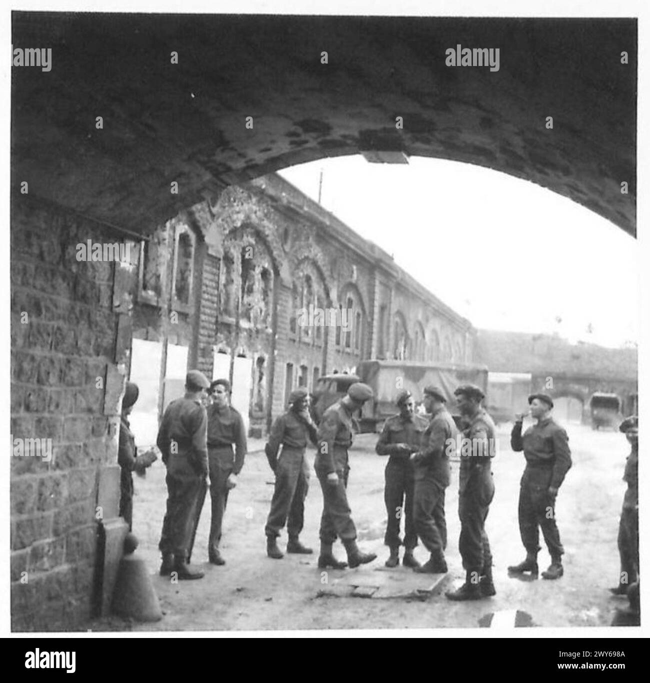 Il forte font du Trou d'Enfer è occupato da uomini di 5 segnali H.Q., fotografati attraverso uno dei suoi archi durante le operazioni del 21st Army Group. Foto Stock
