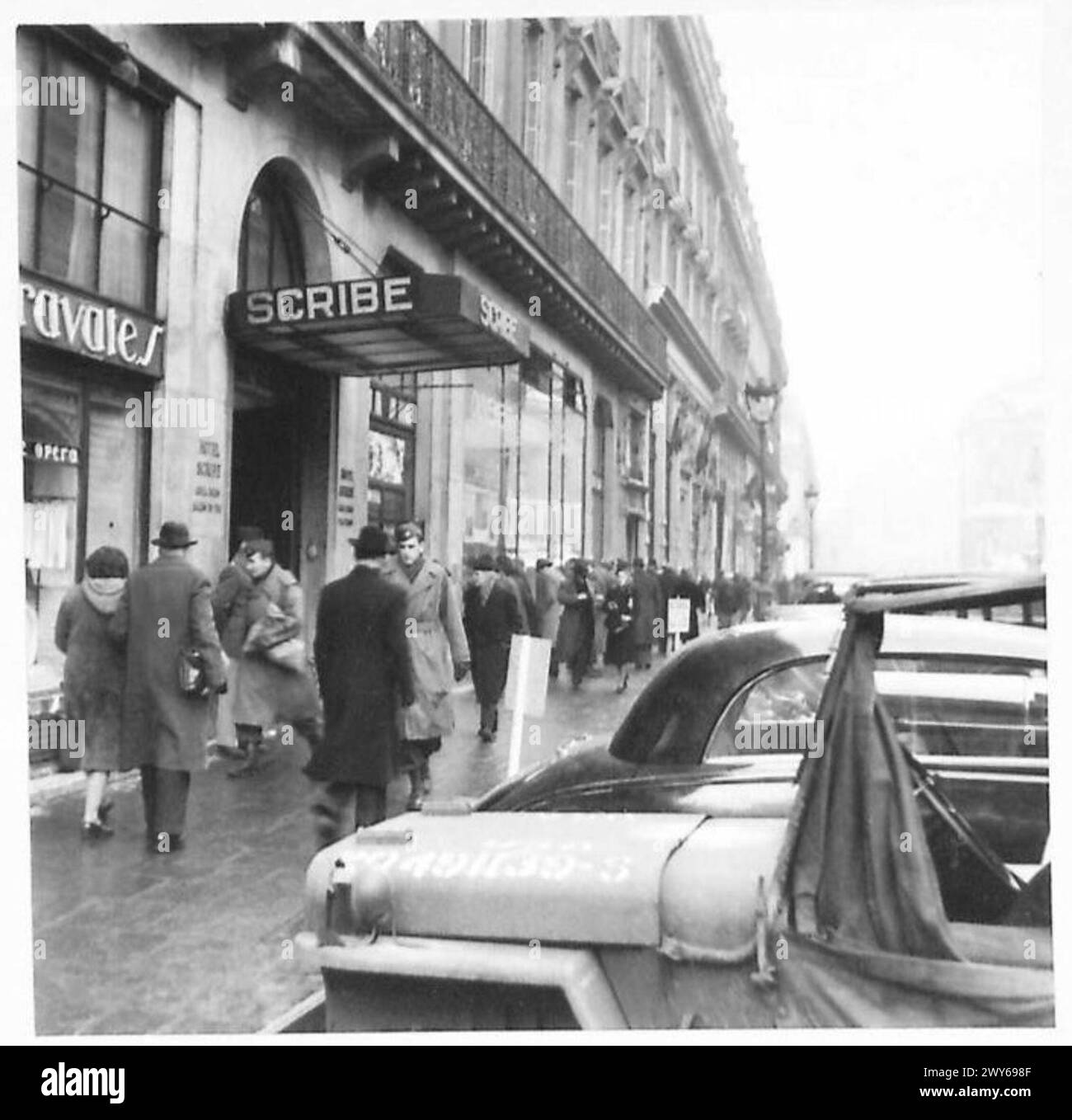 L'entrata dello Scribe Hotel, un edificio osservato e documentato dall'esercito britannico, 21st Army Group. Foto Stock