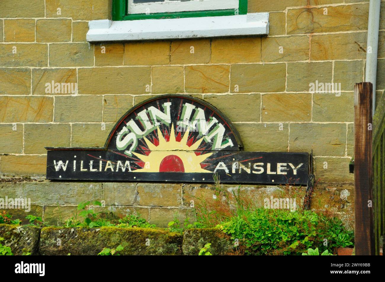 Il cartello al Sun Inn di Bilsdale Valley fu costruito nel 1914 per sostituire il vecchio Sun Inn situato nella vicina Spout House. È stata segnalata una partita di cricket Foto Stock