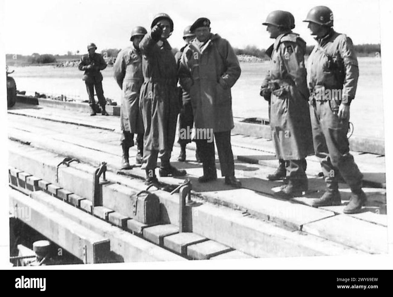 Il feldmaresciallo Montgomery, il generale Ridgway e gli ufficiali di ingegneri attraversarono il fiume Elba a Blechede attraverso un ponte costruito dagli ingegneri dell'esercito britannico del 21st Army Group. Foto Stock