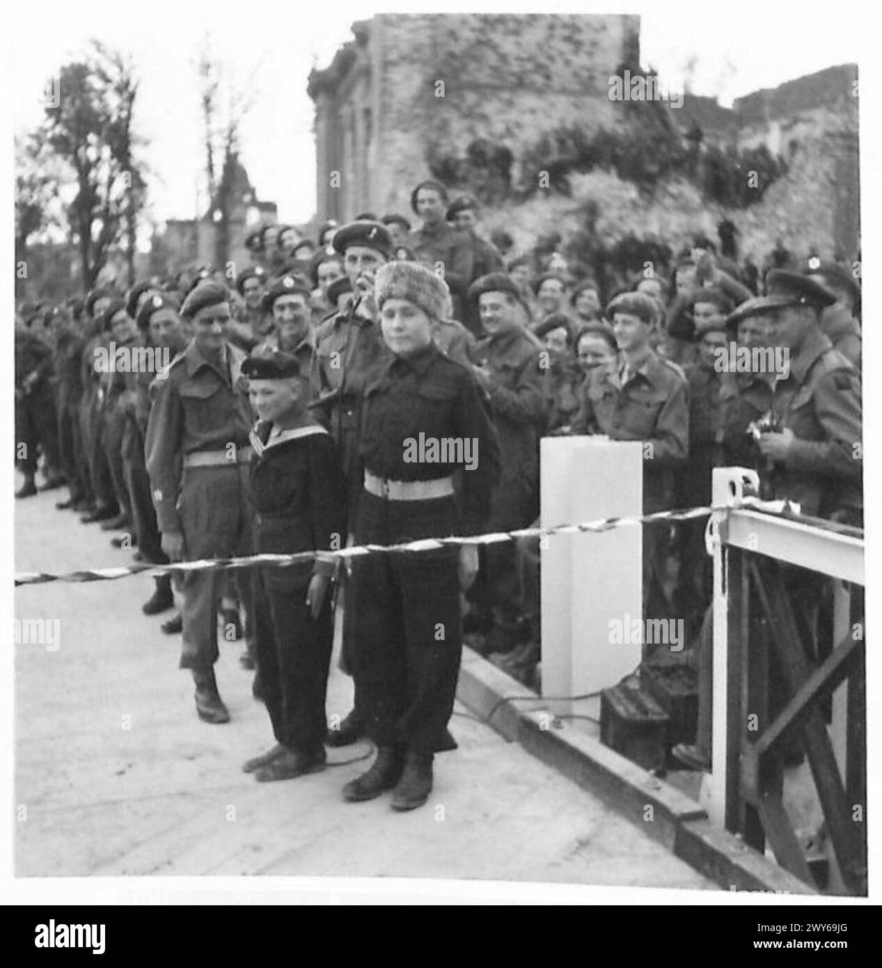 Due ragazzi russi hanno partecipato alla cerimonia di apertura del ponte Tyne sul Reno durante le operazioni dell'esercito britannico, il 21st Army Group. Foto Stock