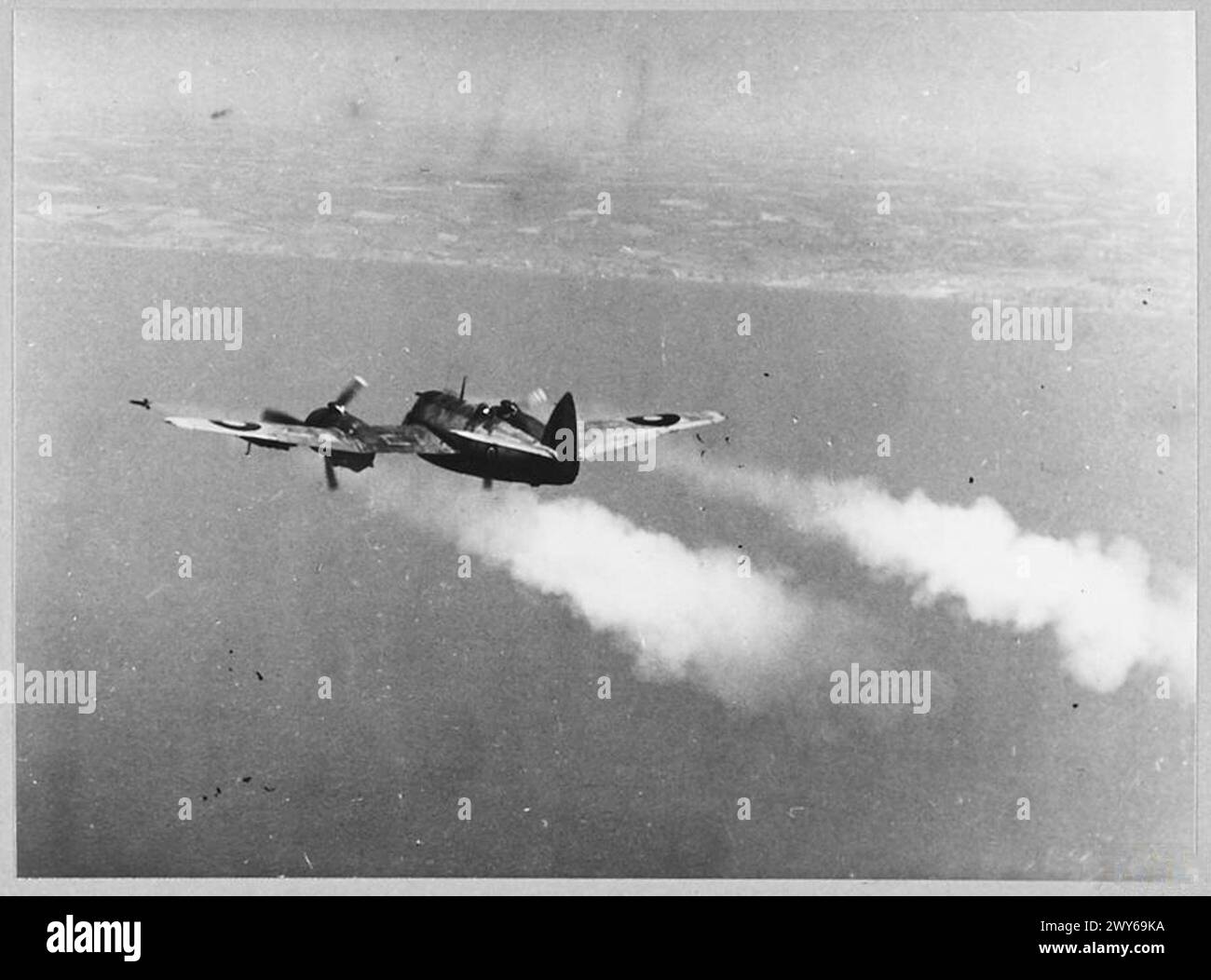 Gli aerei Beaufighter lanciano proiettili a razzo, lasciando tracce visibili di vapore mentre puntano alle posizioni nemiche. Questo progresso nelle armi dimostra l'adattamento e l'innovazione della RAF durante la seconda guerra mondiale Foto Stock