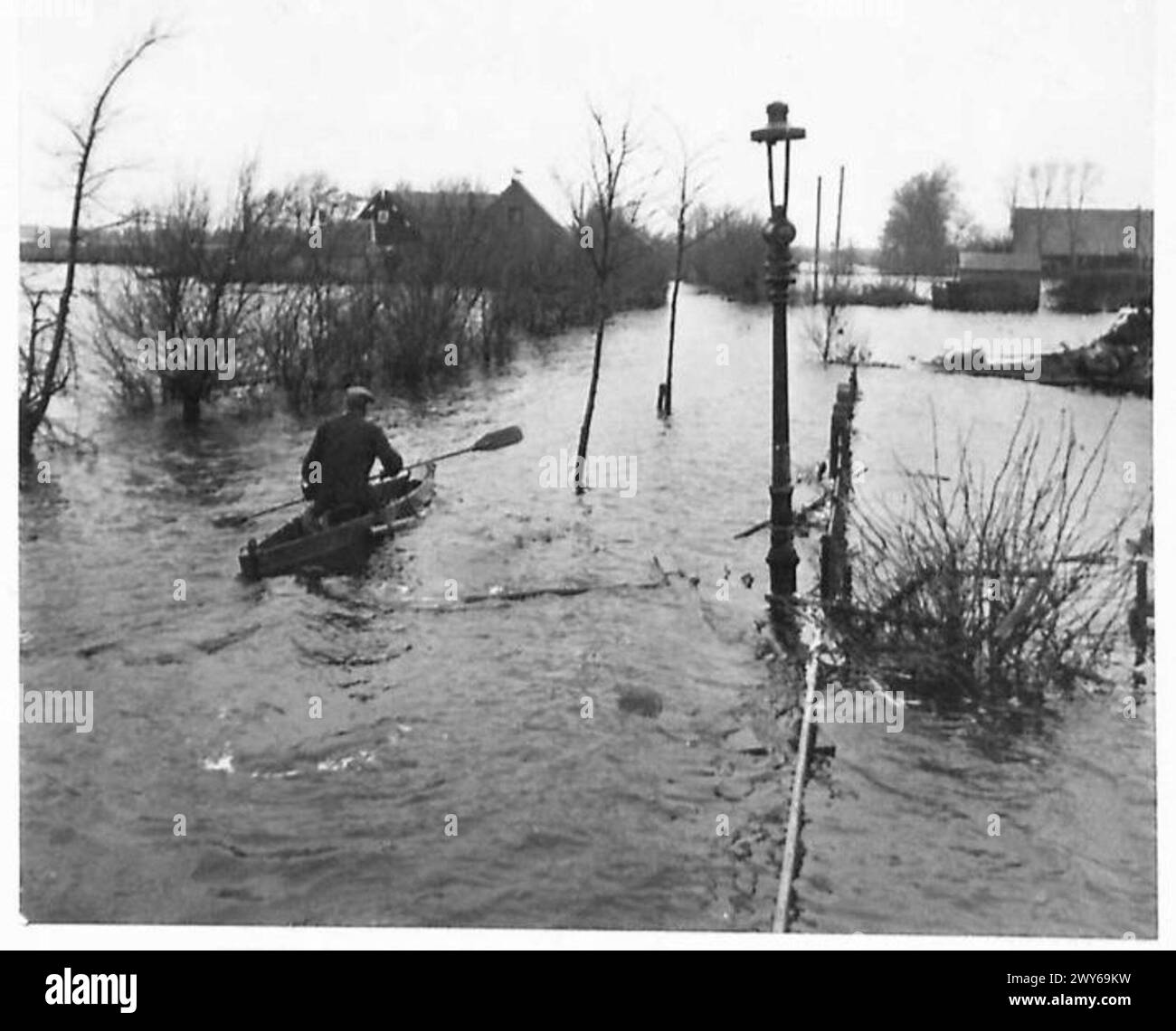 L'ISOLA ALLAGATA DI WALCHEREN - canoa che regna su quella che una volta era una strada. , British Army, 21st Army Group Foto Stock