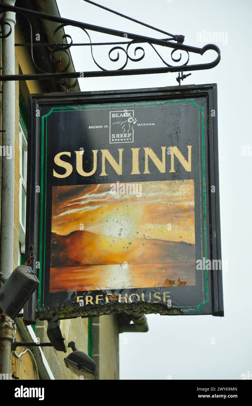 Il cartello sospeso al Sun Inn di Bilsdale Valley costruito nel 1914 per sostituire il vecchio Sun Inn situato nella vicina Spout House. Una partita di cricket è stata la rappresentante Foto Stock
