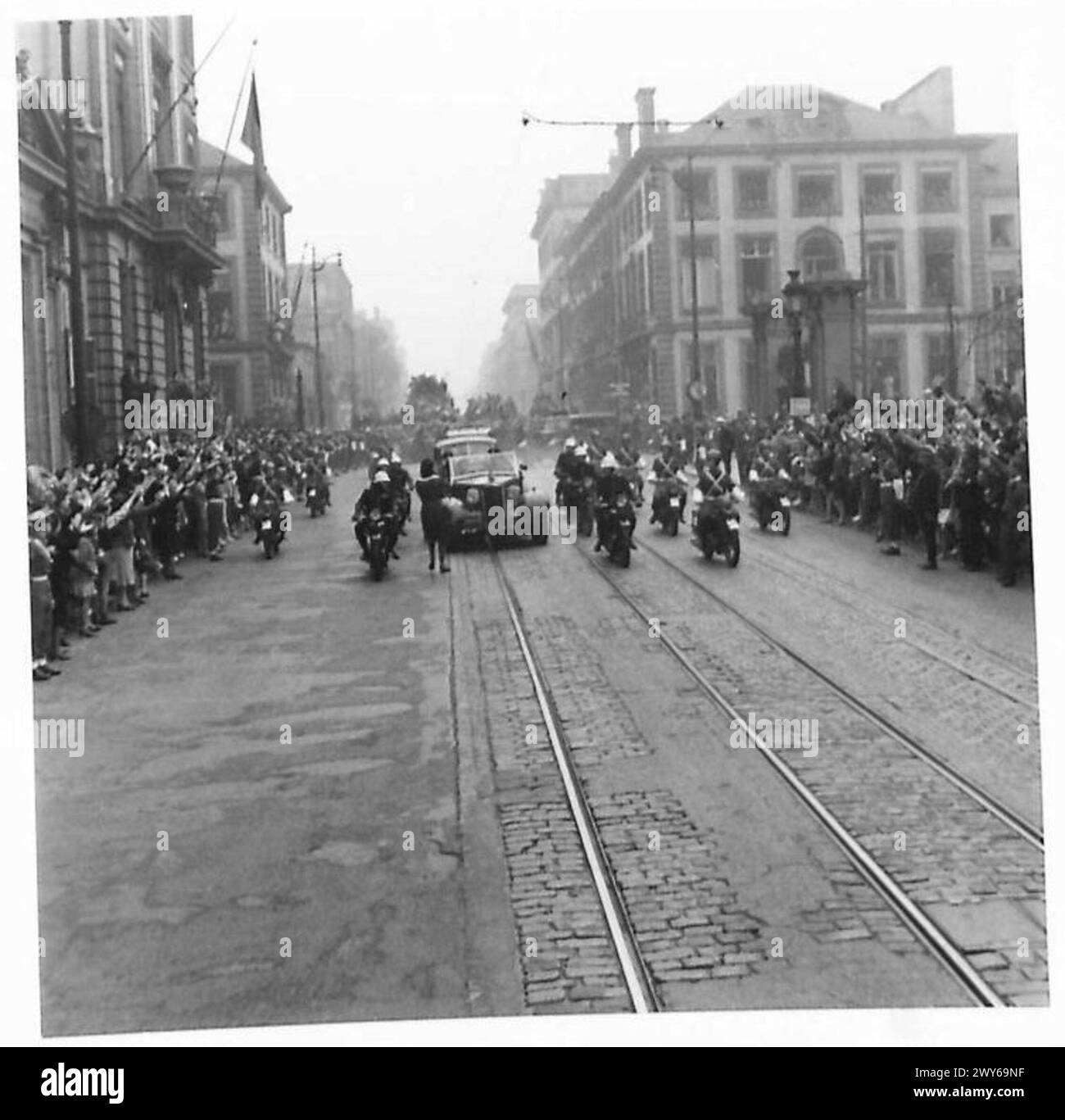 Il feldmaresciallo Montgomery è accolto dagli spettatori che fiancheggiano le strade mentre visita Bruxelles e procede all'Hotel de Ville durante una visita di due giorni sotto la supervisione dell'esercito britannico del Reno. Foto Stock