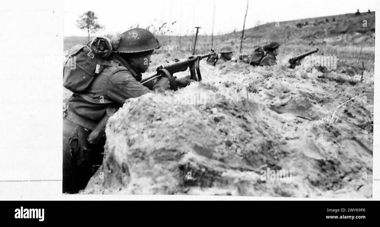 Gli uomini del i battaglione, Gordon Highlanders, mantennero posizioni avanzate vicino a Nieuwkuik. Nel terreno pianeggiante e aperto, scavarono per resistere al fuoco delle mitragliatrici della retroguardia tedesca durante le operazioni lungo il fiume Maas. Foto Stock