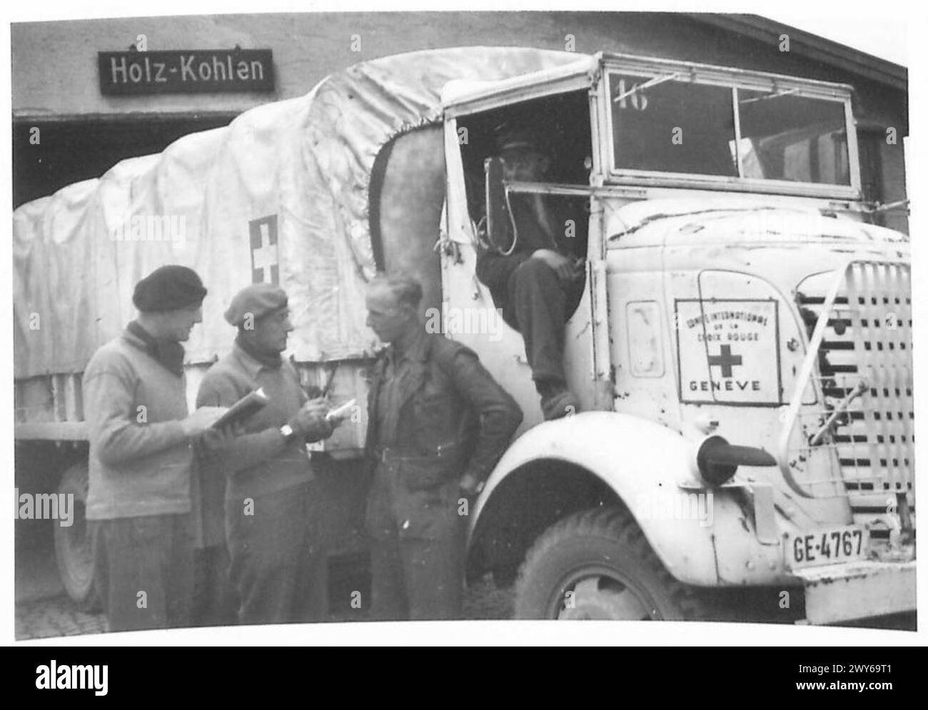 Il sergente Lance N. Palmer e l'RSM C.H. Burgess istruiscono gli autisti volontari della Croce Rossa svizzera sulla consegna dei pacchi ai Commandos dello Stalag 7A, Moosburg, Germania, durante la liberazione. Foto Stock