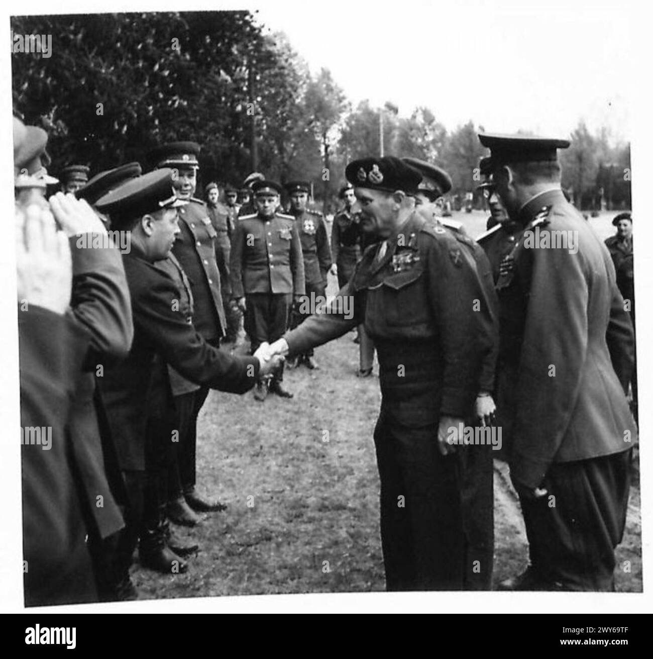 Il feldmaresciallo Montgomery incontra i generali russi, tra cui il maresciallo Rokossovsky, presso il quartier generale, illustrando il coordinamento della leadership alleata durante le operazioni congiunte, British Army, 21st Army Group. Foto Stock