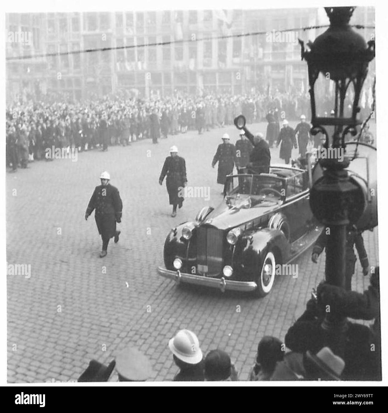 Winston Churchill arriva nell'affollata Grand Place di Bruxelles il suo secondo giorno, durante una visita associata all'esercito britannico del Reno. Foto Stock