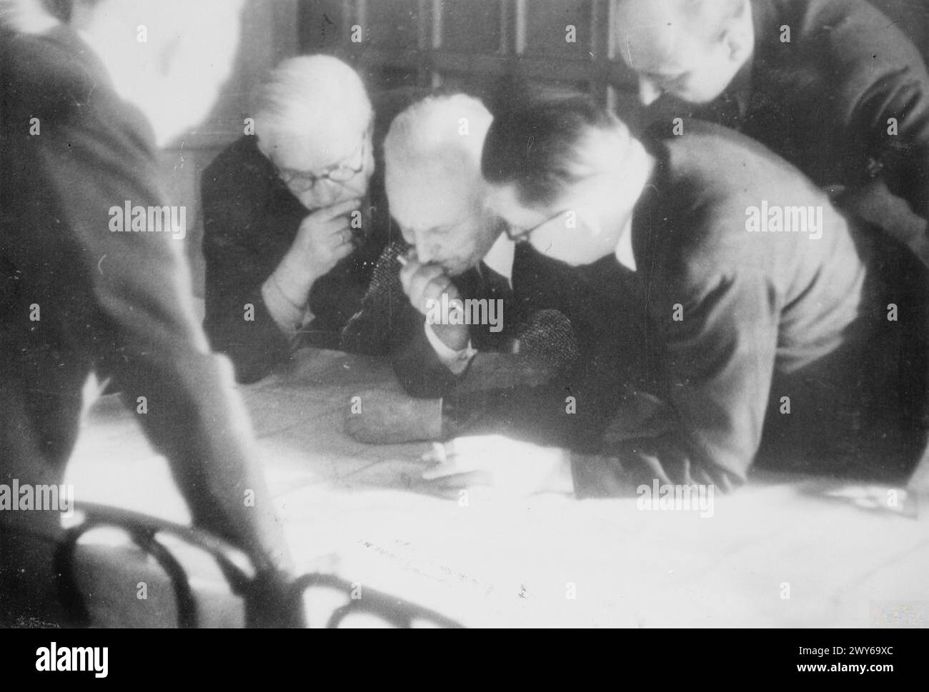 Gli ufficiali sovietici e tedeschi studiano una mappa della Polonia a Mosca nel settembre 1939 per stabilire la linea di demarcazione tra gli eserciti invasori durante l'invasione tedesco-sovietica. Foto Stock