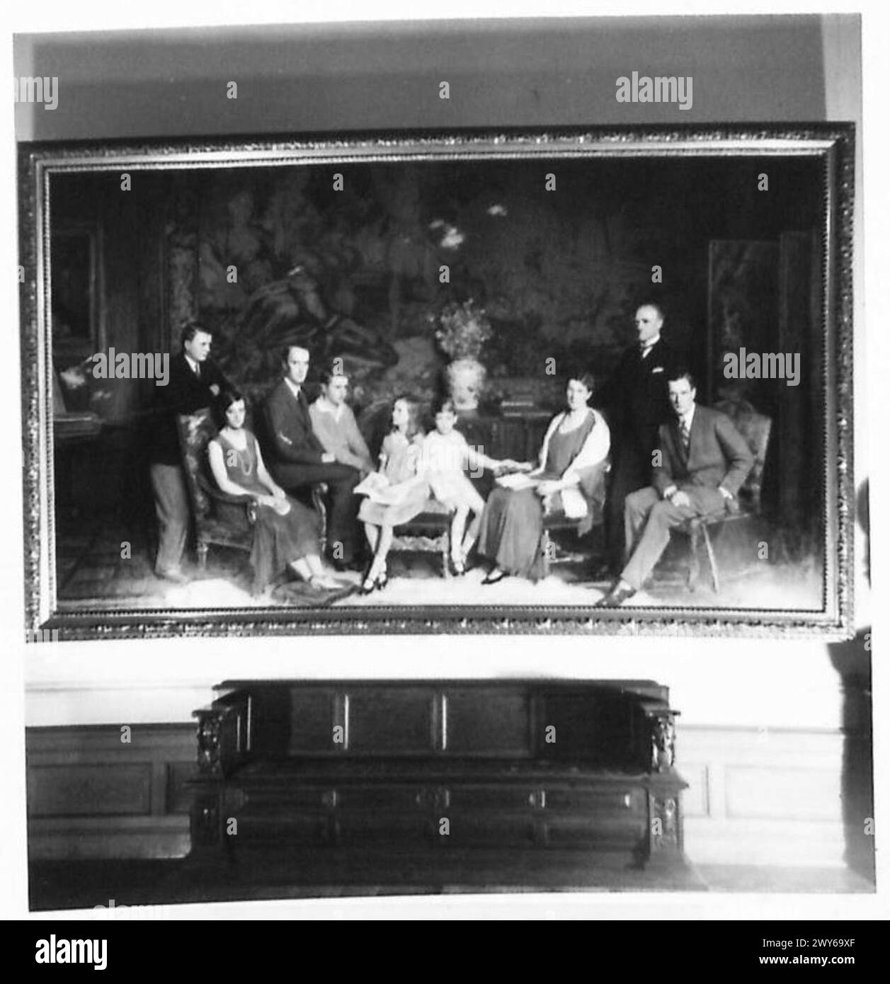 VILLA HUGEL : ESSEN - grande tela di un gruppo a grandezza naturale della famiglia Krupps dipinta dall'artista inglese George Harcourt. , British Army of the Rhine Foto Stock