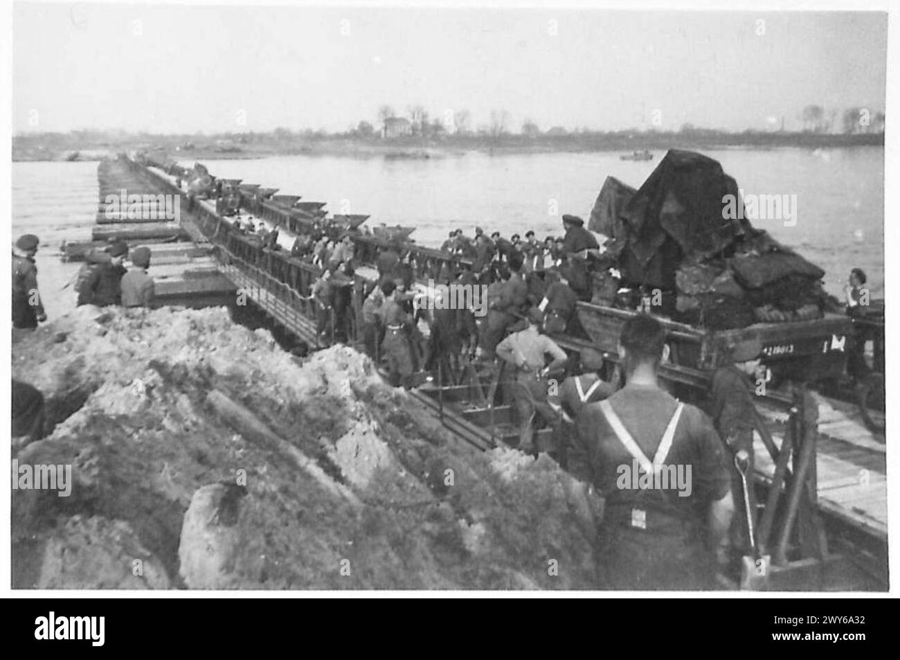 La fotografia mostra il primo veicolo che attraversa il fiume Reno supportato da cannoni antiaerei durante le operazioni dell'esercito britannico. Foto Stock
