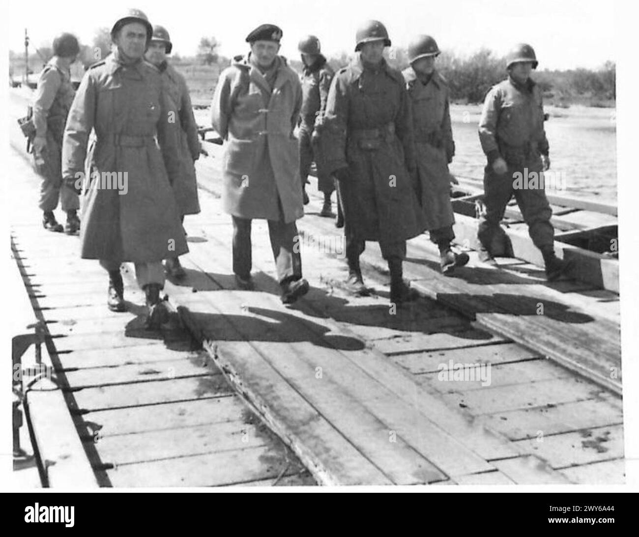 Il feldmaresciallo Montgomery, il generale Ridgway e gli ufficiali di ingegneri attraversano il fiume Elba a Blechede utilizzando un ponte militare di nuova costruzione durante le operazioni della seconda guerra mondiale. Foto Stock