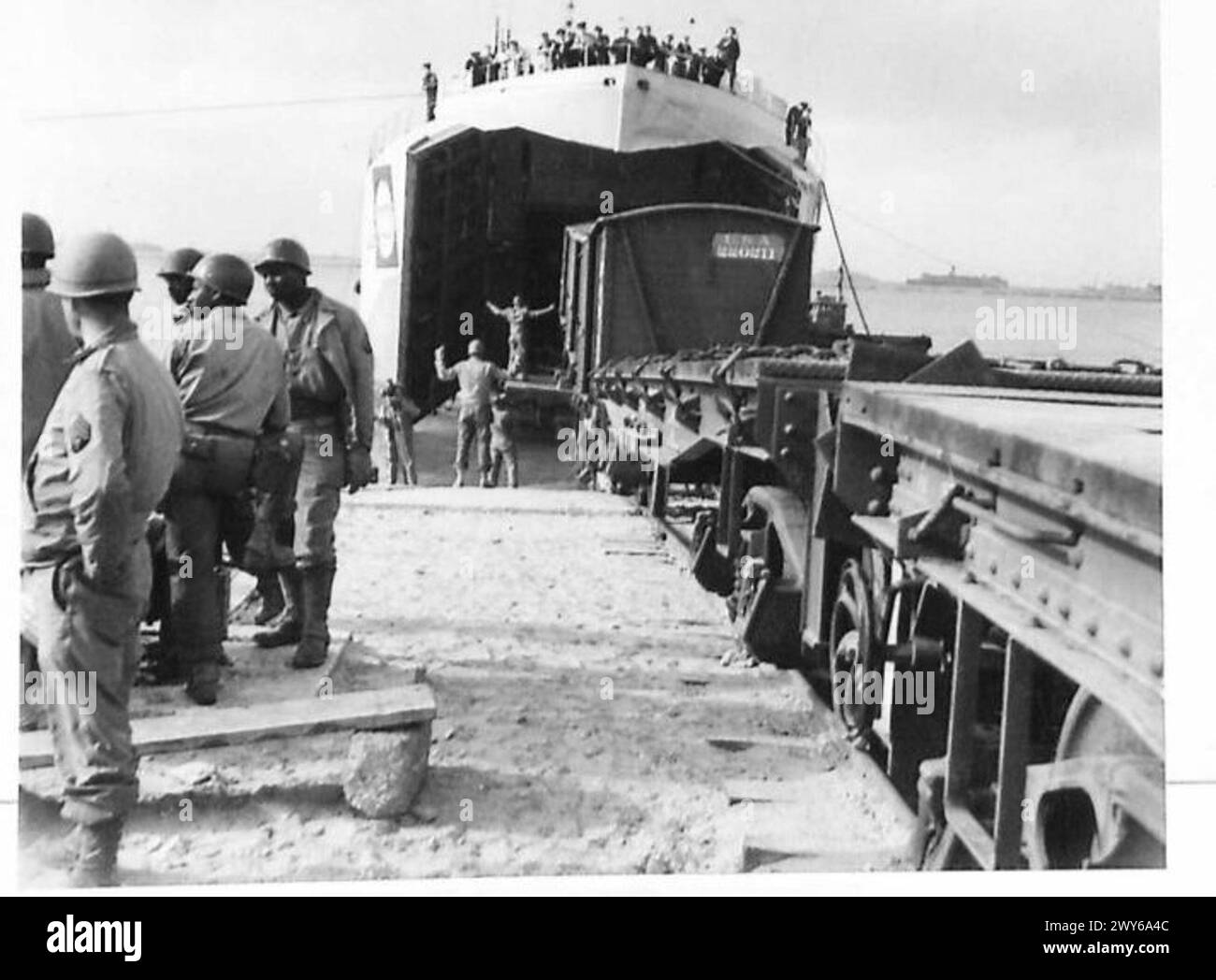 Il materiale rotabile viene scaricato da una nave da sbarco Tank in un porto prefabbricato utilizzato dall'esercito britannico. Foto Stock