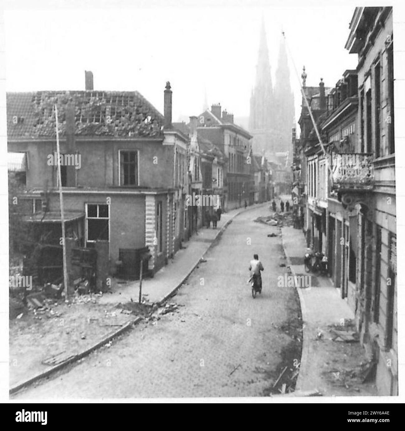 Dopo che le truppe britanniche entrarono a Eindhoven, in Olanda, le strade mostrarono ingenti danni dovuti ai bombardamenti. La città aveva recentemente vissuto celebrazioni prima della distruzione. Foto Stock