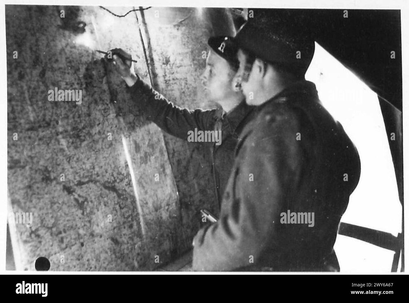 Gli ufficiali britannici e americani aggiornano le posizioni su una mappa nella sala operazioni dei carri armati durante la battaglia di Francia, coordinando la strategia militare del 21st Army Group. Foto Stock