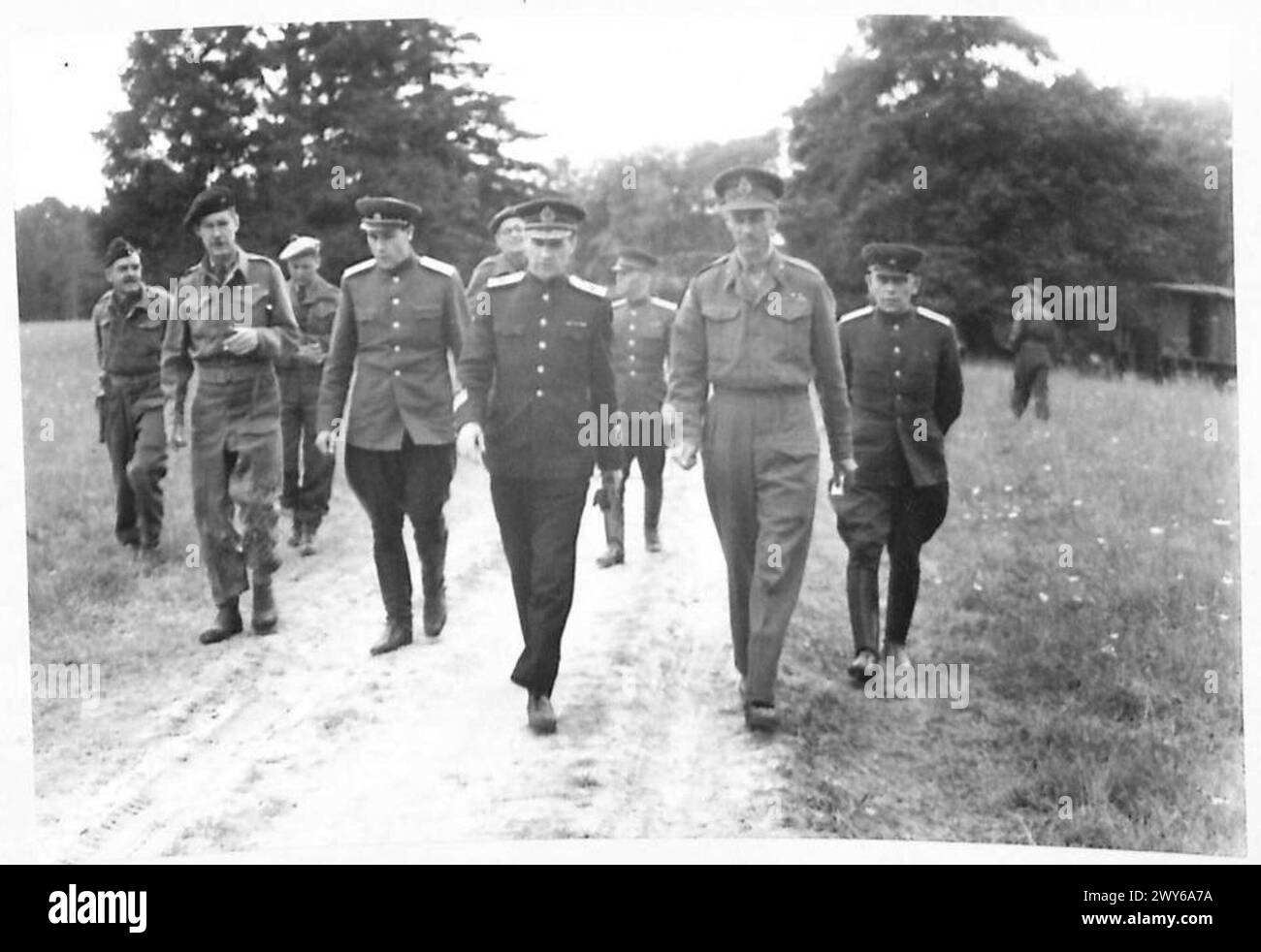 Il tenente generale Dempsey incontra la missione militare russa durante la loro visita in Normandia. British Army, 21st Army Group presente. Foto Stock