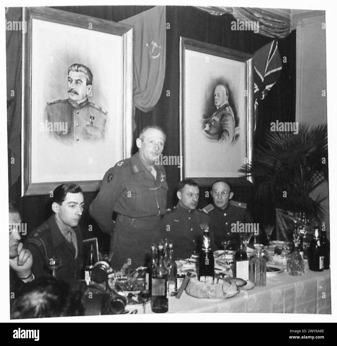 Il feldmaresciallo Montgomery parla ad un pranzo durante la sua visita al quartier generale del maresciallo Rokossovsky, parte delle riunioni ufficiali del 21st Army Group. Foto Stock