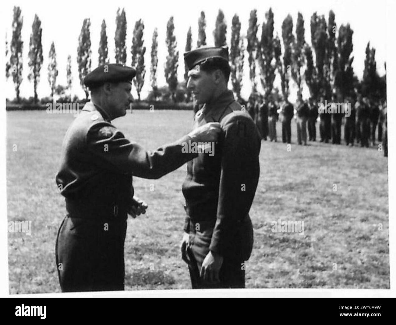 Harold Bobb privato di prima classe del distaccamento medico, 941st Field Artillery Battalion, ha ricevuto la Medaglia militare per il servizio. Foto Stock