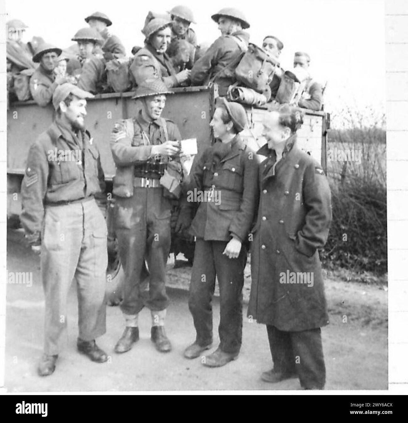 Un sergente del 2nd Wiltshires offre il tè a tre ex prigionieri di guerra recentemente tornati alle linee britanniche vicino al fiume Elba, illustrando i movimenti delle truppe e il rimpatrio dei prigionieri di guerra, British Army, 21st Army Group. Foto Stock