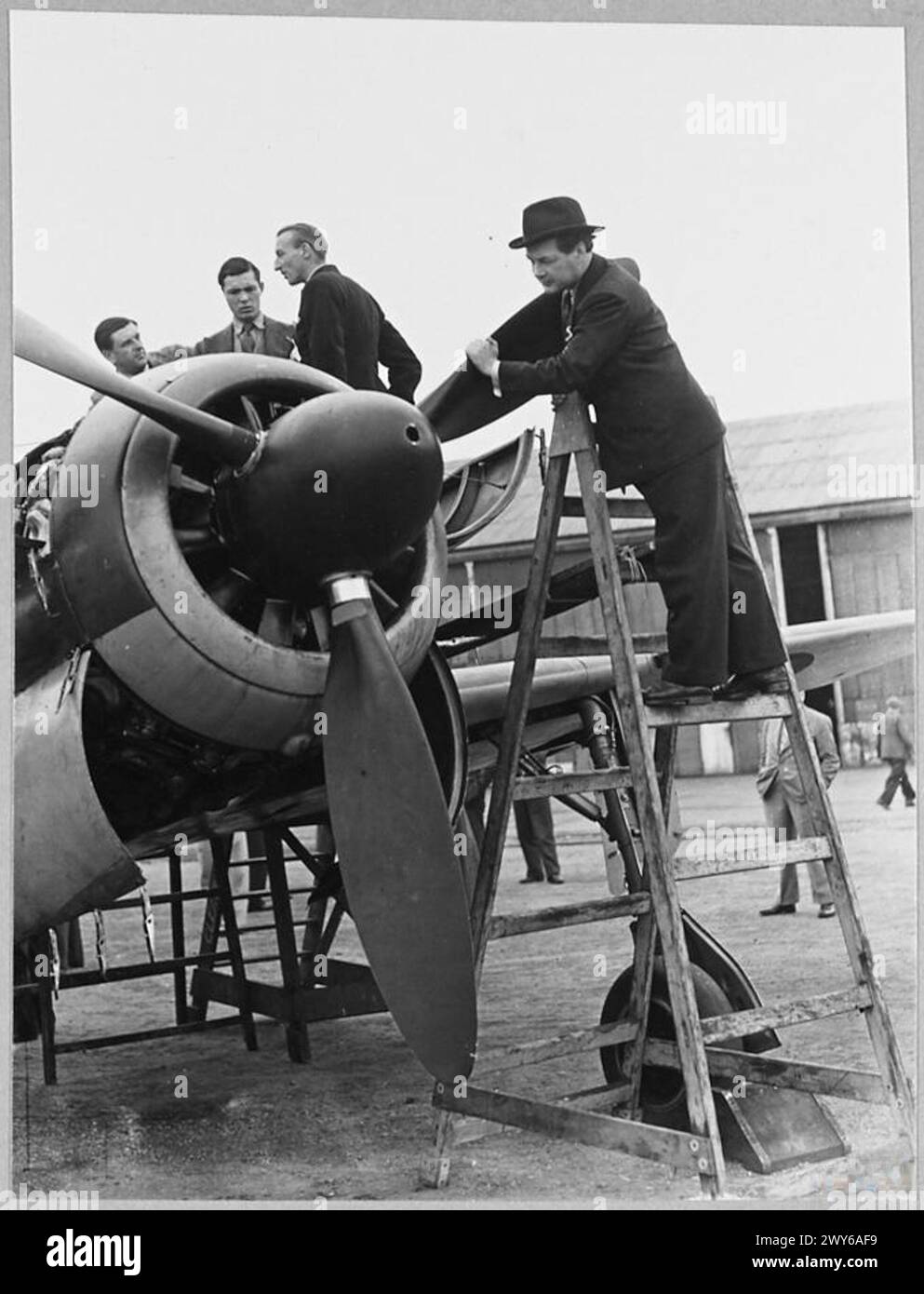 La sezione nasale di un caccia tedesco Focke Wulf FW.190 catturato, alimentato da un motore radiale, viene mostrata agli esperti della RAF per l'esame. Foto Stock