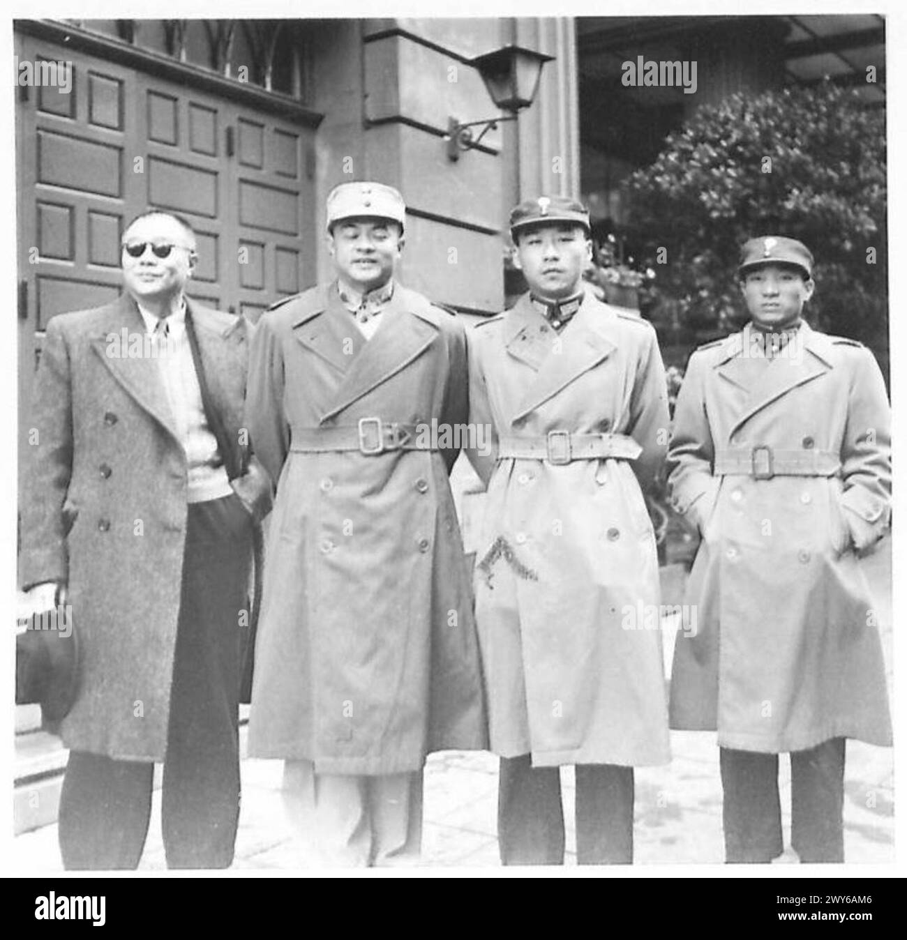 IL GENERALE CINESE VISITA AMBURGO - le immagini mostrano il generale Feng Yee e il suo gruppo fuori dall'Atlantic Hotel, dove hanno soggiornato durante la loro visita. , British Army of the Rhine Foto Stock