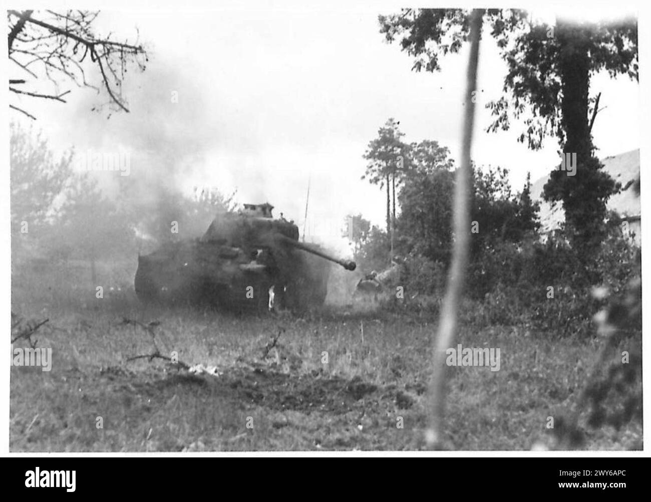 ATTACCO BRITANNICO IN FRANCIA - Un carro Panther in fiamme distrutto mentre contrattaccava. , British Army, 21st Army Group Foto Stock