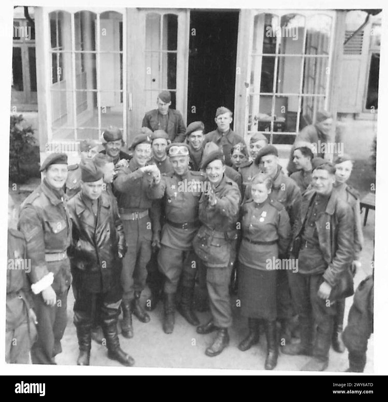 Le truppe britanniche si uniscono alle forze russe, tra cui un generale russo, soldati dell'Armata Rossa e il tenente Insole e il suo gruppo durante le operazioni congiunte. Foto Stock