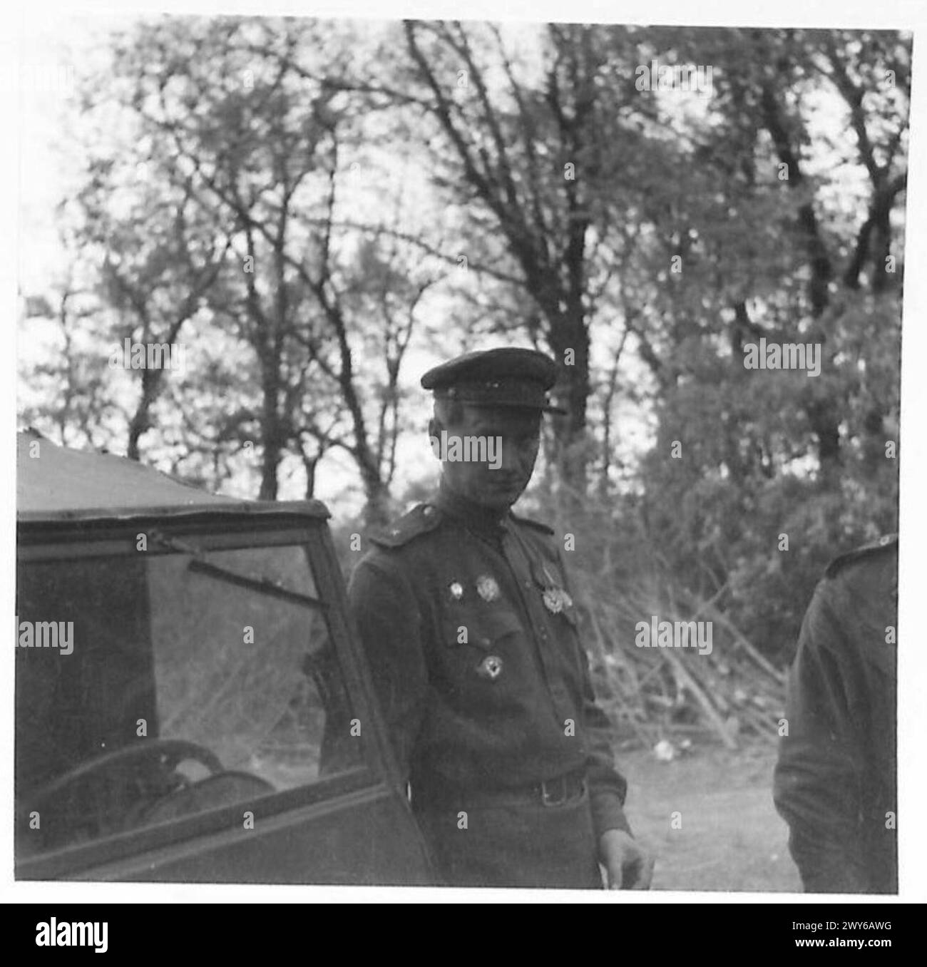 Le truppe dell'esercito britannico si uniscono alle forze russe, con un colonnello russo presente, durante le operazioni alleate coordinate in Europa. Foto Stock