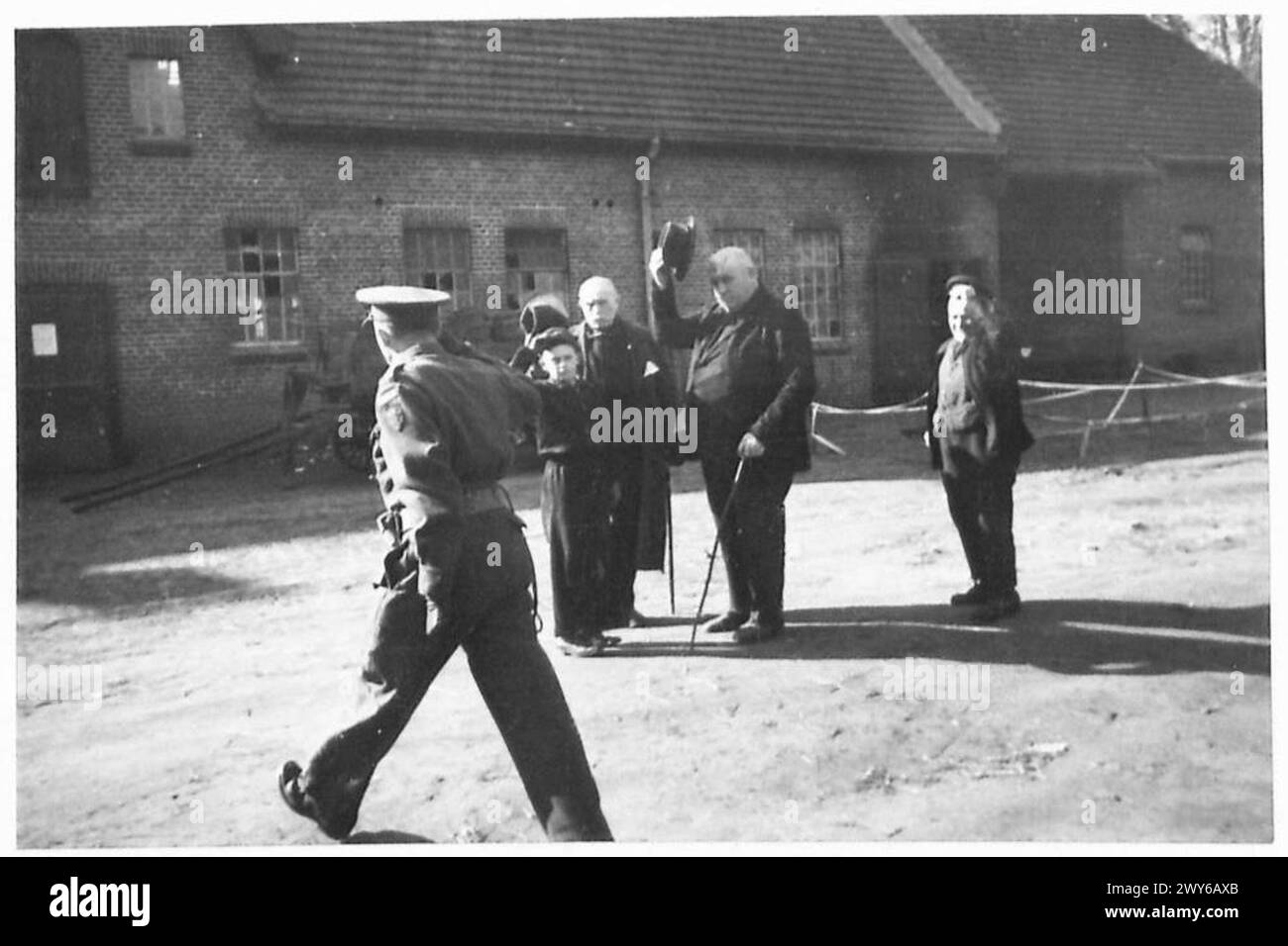 I civili tedeschi salutano l'autorità del governo militare durante l'amministrazione dell'esercito britannico. Foto Stock