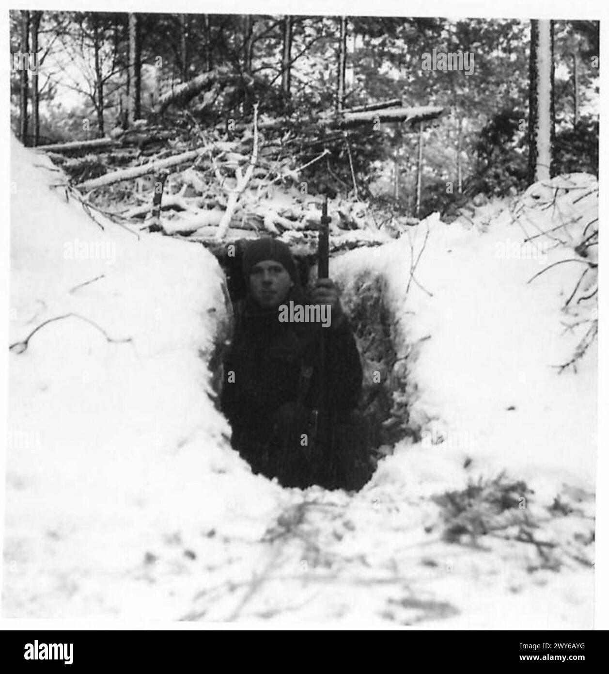 Il soldato E. Andrews del 9 di Hopwood Street, Burnley, è mostrato fuori dal suo dugout, che servì come sua casa per dodici giorni mentre teneva la linea della messa con il 21st Army Group britannico. Foto Stock