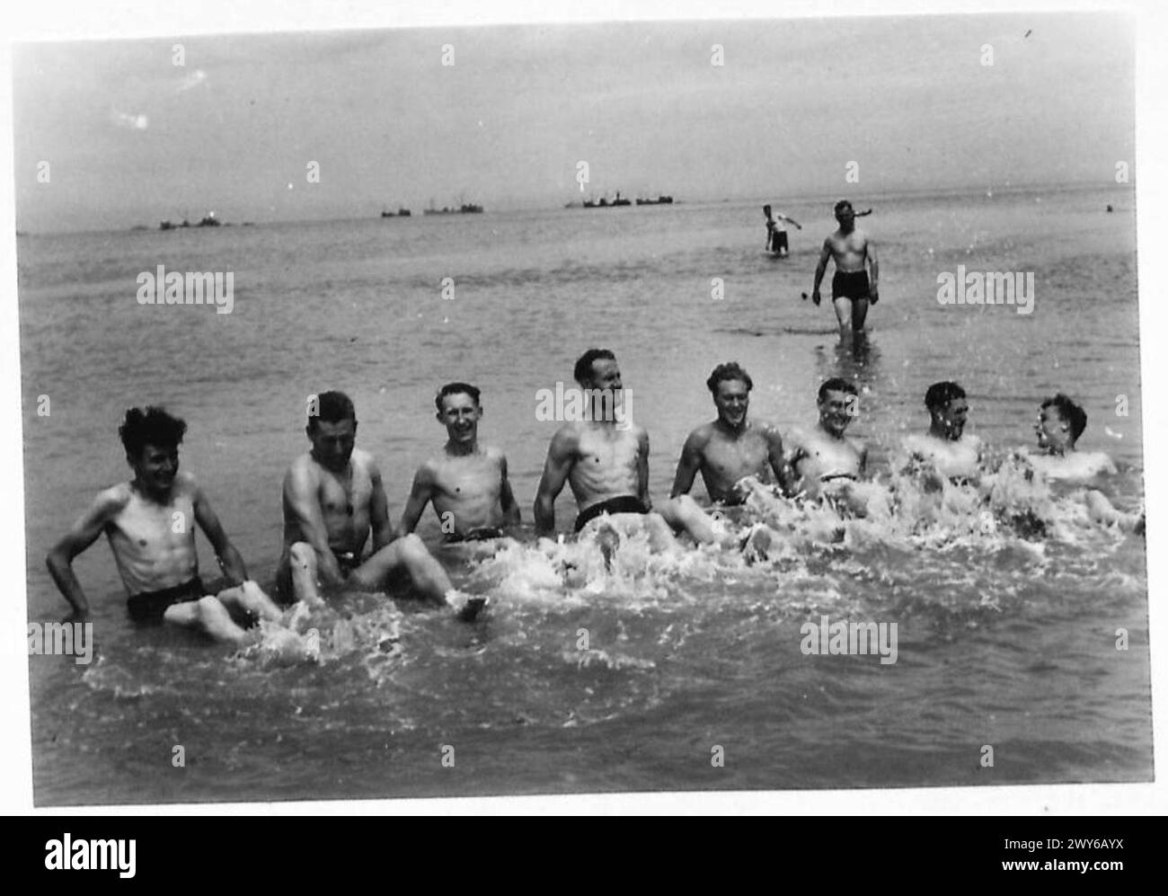 Un ex hotel di lusso francese funge da club di riposo per le truppe britanniche, con soldati che nuotano nelle acque pulite vicino ai convogli durante la seconda guerra mondiale Foto Stock