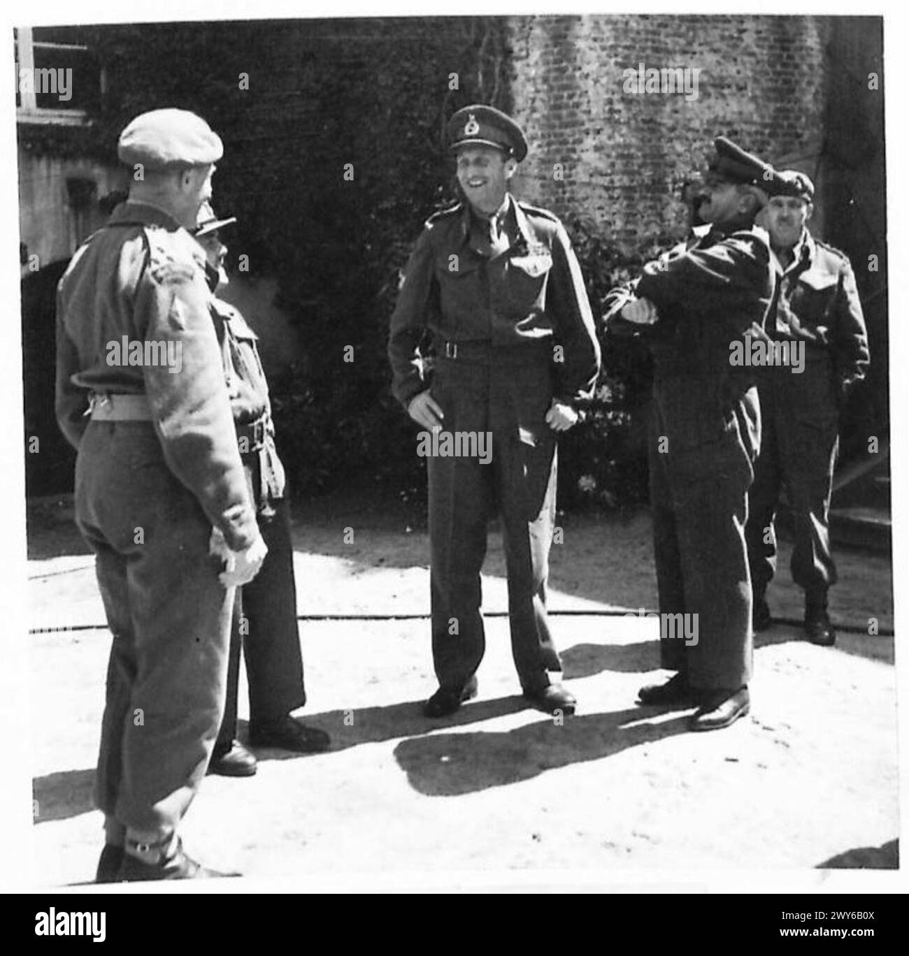 Un gruppo di alti ufficiali si riunisce al di fuori del caos a Rhede prima di pranzo durante la visita del comandante in capo nel distretto del 1° corpo. Foto Stock