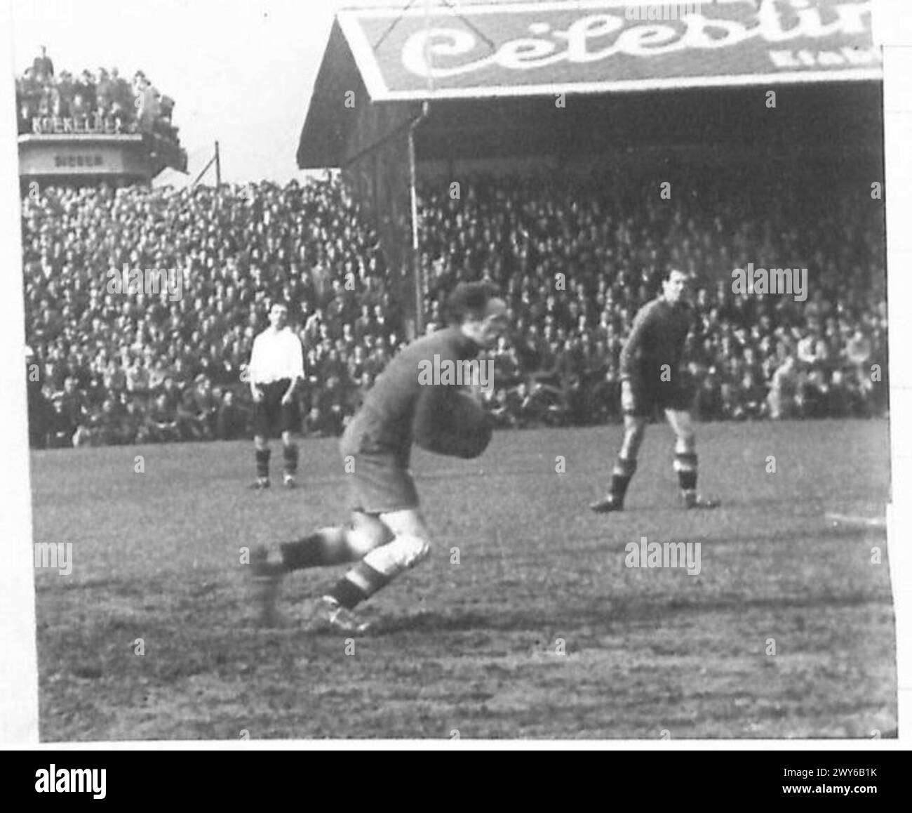 Squadre di calcio britanniche e belghe giocano una partita a Bruxelles, catturando l'attività atletica e gli eventi sportivi pubblici durante la guerra. Foto Stock