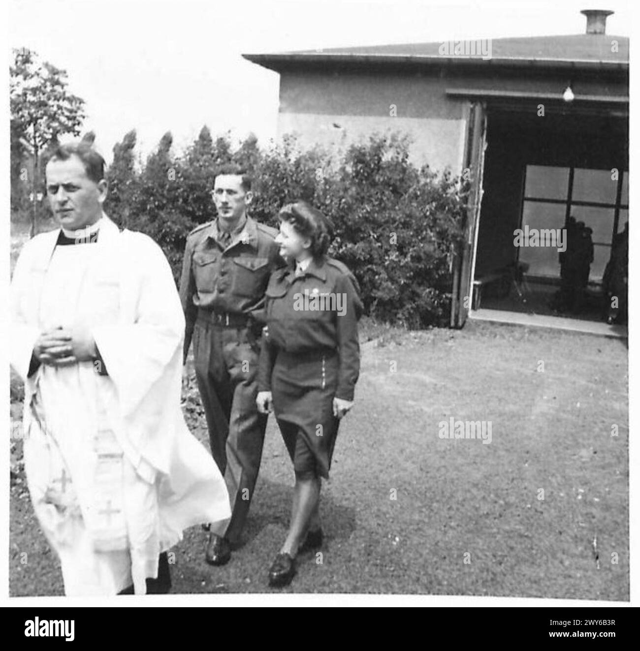 MATRIMONIO MILITARE IN GERMANIA - Scene della cerimonia che si svolge con l'officiante del reverendo Charles Bryan. Il Rev. Bryan è attaccato all'ospedale e in tempo di pace è stato sacerdote responsabile dell'Abbazia di Rievaulx nella parrocchia di Hemsley, Yorks e questo è stato il suo 83 ° matrimonio militare. , British Army, 21st Army Group Foto Stock