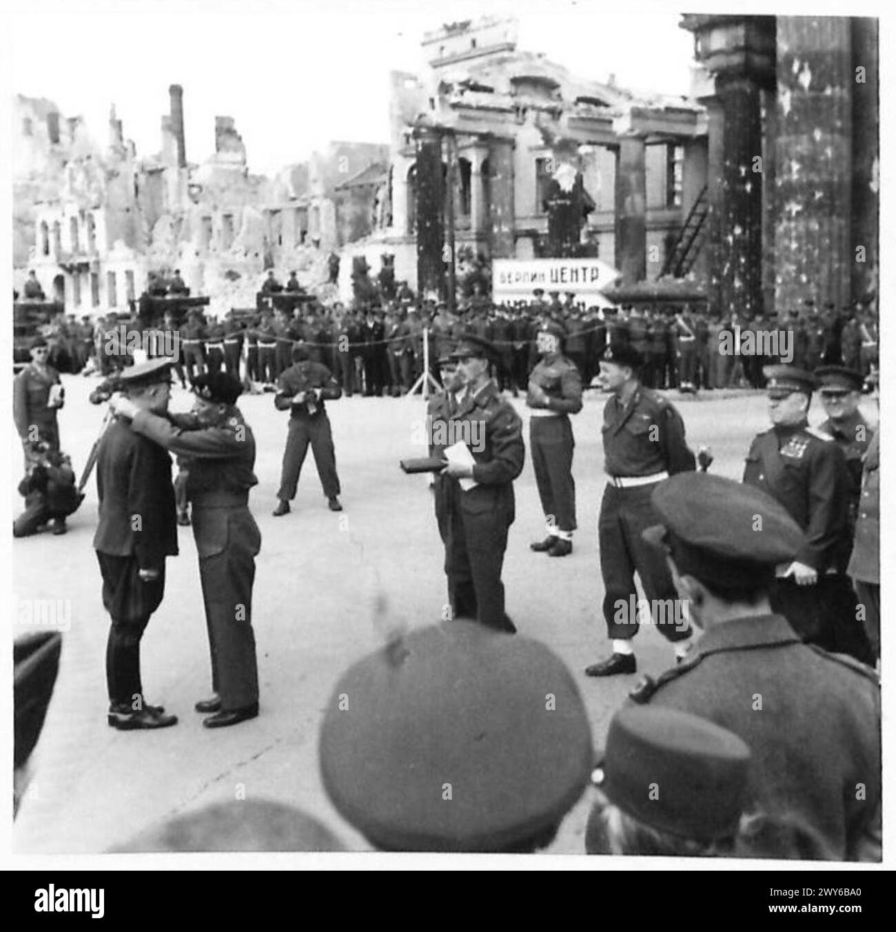 Il feldmaresciallo Montgomery dell'esercito britannico decora i generali russi durante una cerimonia di investitura sotto il 21st Army Group. Foto Stock