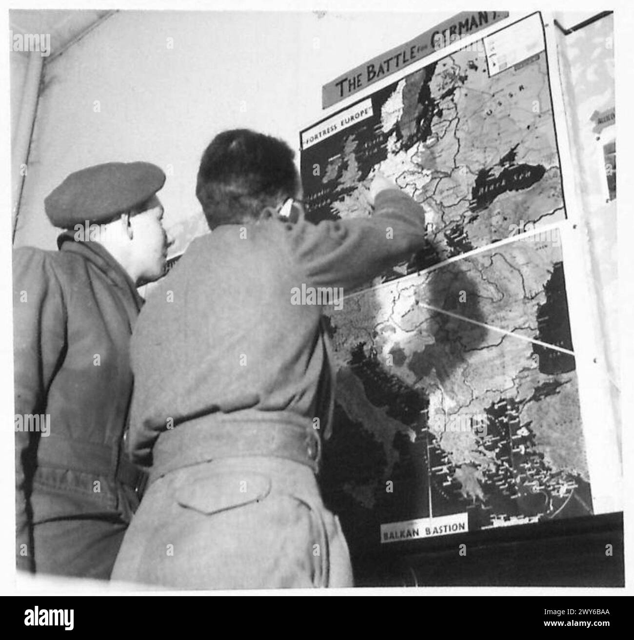 I soldati della 51st Division presso la sala informazioni di Breda discutono e indicano i luoghi che hanno visitato sulla mappa, supportati dal 21st Army Group britannico. Foto Stock
