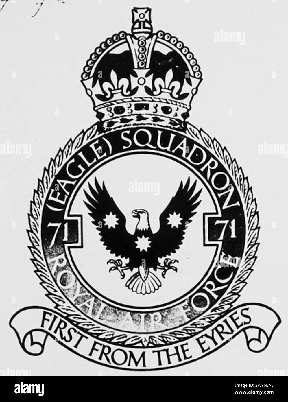 H.R.H. la Duchessa di Kent presenta delle placche con lo stemma dell'Eagle Squadron al personale della Royal Air Force, come documentato nel 1943. Foto Stock