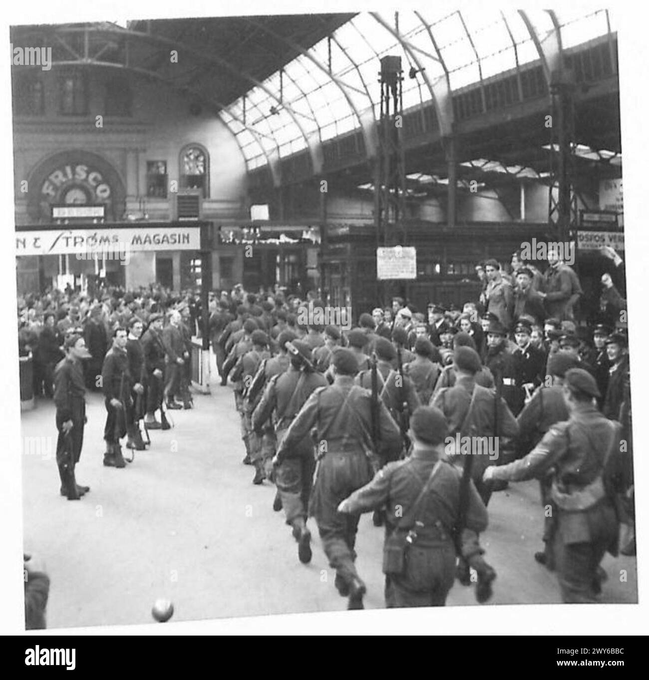 Le truppe della 1st British Airborne Division sbarcano alla stazione e marciano attraverso le strade della città di Oslo durante la liberazione della Norvegia da parte dell'esercito britannico, 21st Army Group. Foto Stock