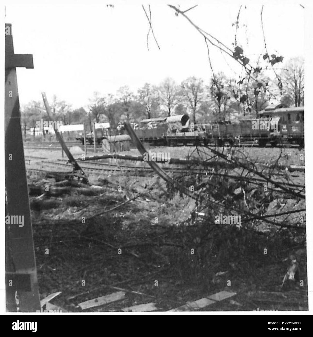 L'11th Armoured Division ispeziona i cannoni da campo abbandonati dai tedeschi sui carri ferroviari alla stazione di Schwarzenbek sotto il British Army, 21st Army Group. Foto Stock