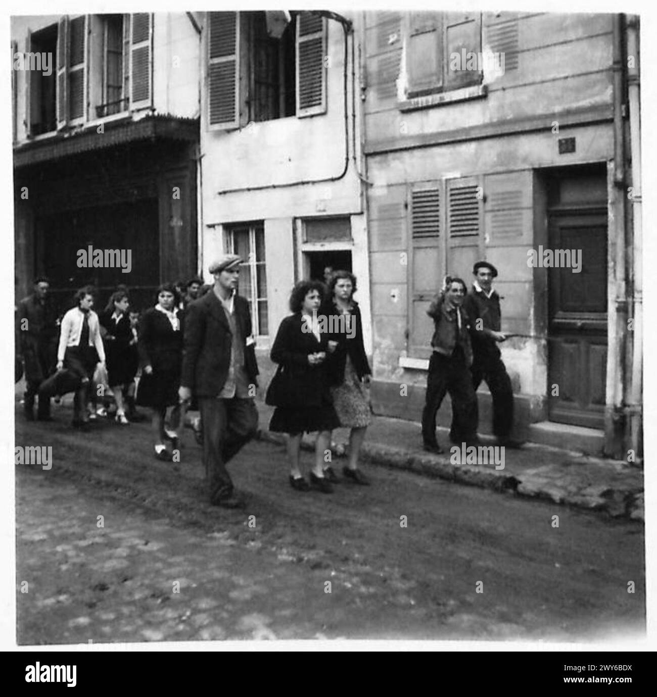 Durante la liberazione di Gisors, i Maquis radunarono collaboratrici e le marciarono attraverso la città, British Army, 21st Army Group. Foto Stock