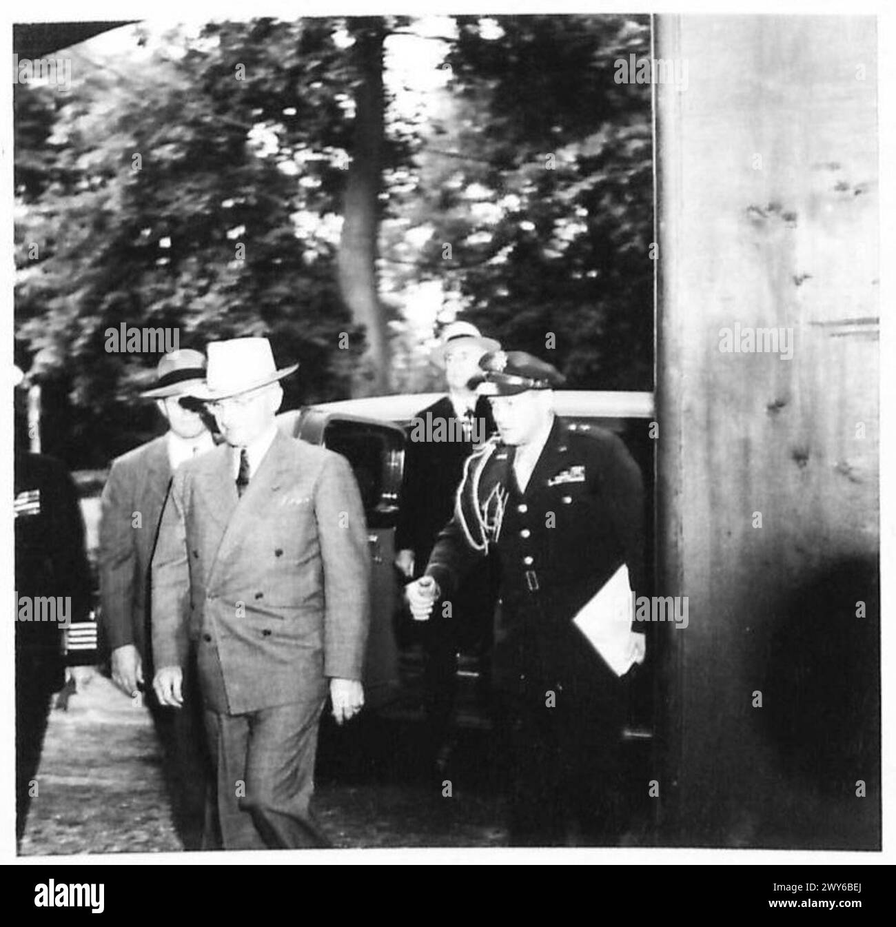 Il presidente Truman è raffigurato arrivare in una sala conferenze per un incontro ufficiale, con i rappresentanti dell'esercito britannico presenti durante le discussioni del dopoguerra. Foto Stock Il presidente Truman è raffigurato arrivare in una sala conferenze per un incontro ufficiale, con i rappresentanti dell'esercito britannico presenti durante le discussioni del dopoguerra. Foto Stock