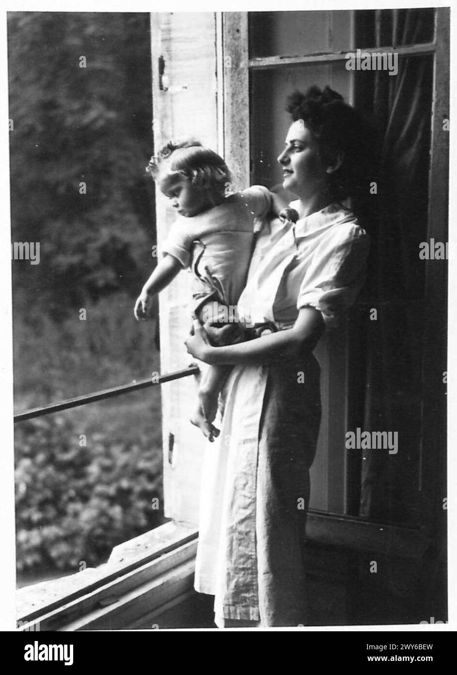 Anne de Gautret, 22 anni, di Audrieu vicino a Tilly, sopravvisse rimanendo intrappolata nella sua casa nella Terra di nessuno e ora si prende cura dei bambini orfani. Foto Stock